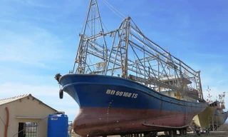 Các tàu thép bị hư hỏng đang được các cơ sở đóng tàu sửa chữa, khắc phục.