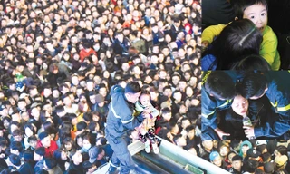 Lính cứu hỏa giải cứu trẻ em và phụ nữ giữa biển người chen lấn ở khu vực phố đi bộ Hồ Gươm, đêm 31/12/2017. Ảnh: Tiến Tuấn.