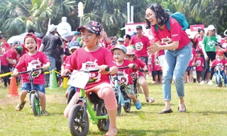 Những hình ảnh hoạt động vui chơi công cộng của trẻ vẫn có thể được chia sẻ. Ảnh minh họa: Thanh Hà.