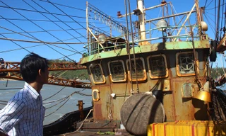 Tàu vỏ thép do Cty Đại Nguyên Dương đóng gỉ sét, hư hỏng nặng đang nằm tại cảng cá Đề Gi (huyện Phù Cát, Bình Định).