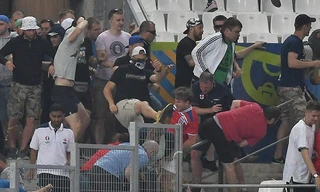 CĐV Anh tháo chạy khi bị CĐV Nga tấn công.