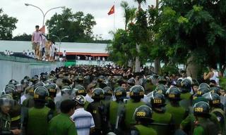 Các học viên leo lên tường, trong khi hàng trăm học viên khác đang đối đầu với công an tại trung tâm cai nghiện Đồng Nai ngày 6/11/2016. Ảnh: Anh Tuấn.