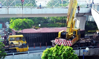 Hiện trường một vụ tai nạn xe container ở Sài Gòn. Ảnh: Vnexpress