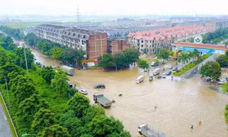 Mưa ngập tại Ðại lộ Thăng Long đoạn qua khu Thiên đường Bảo Sơn vào cuối tuần qua. Ảnh: Hà Trang.