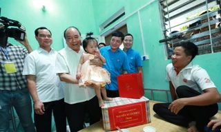 Trước cuộc đối thoại Thủ tướng đã đến thăm và tìm hiểu cuộc sống của công nhân ở Đồng Văn - Hà Nam. Ảnh: H.N.