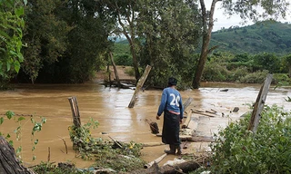 Đứt mạch giao thông do mưa lũ