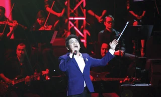 Trọng Tấn hát “Nơi đảo xa” trong chương trình riêng năm 2014. Ảnh: Nguyễn Mạnh Hà.