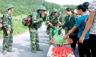 Tình quân dân trên chặng đường hành quân.