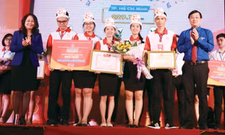 Anh Lê Quốc Phong, Bí thư thứ nhất T.Ư Đoàn, trao giải Nhất Hội thi Olympic toàn quốc các môn khoa học Mác-Lênin và tư tưởng Hồ Chí Minh “Ánh sáng soi đường” cho đội ĐH KHTN TPHCM.