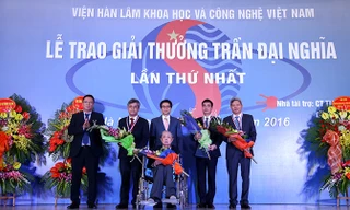 Phó Thủ tướng Vũ Đức Đam trao thưởng cho các tác giả đạt giải.