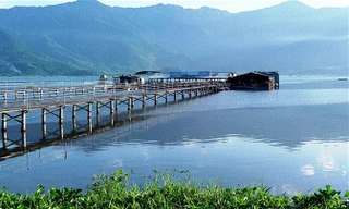 Nhà hàng nổi không phép tiềm ẩn nhiều nguy cơ tai nạn sông nước vẫn ngang nhiên tồn tại trên đầm Lập An (Lăng Cô), dù lãnh đạo tỉnh chỉ đạo cưỡng chế.