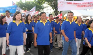 Đông đảo người tham gia chương trình đi bộ từ thiện Lawrence S. Ting. Ảnh: T.Thế.