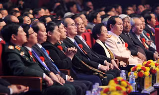 Các đồng chí lãnh đạo Đảng, Nhà nước dự Đại hội thi đua yêu nước lần thứ IX. Ảnh: Lao Động 