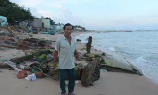 Nơi từng là nhà của một hộ dân đã nằm dưới nước biển.