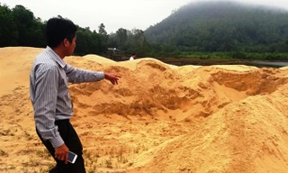 Một bãi cát lậu “lộ thiên” ngang nhiên tồn tại ở xã Lộc Vĩnh, thuộc vùng Chân Mây - Lăng Cô, mà không hề bị xử lý, cưỡng chế từ phía cơ quan chức năng. Ảnh: Nguyễn Thành.