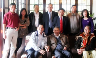 Nguyên Chủ tịch nước Nguyễn Minh Triết (lề trái, hàng đầu) thăm và chúc thọ cụ Vũ Linh 90 tuổi.