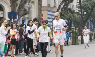 Ông Nguyễn Đỗ Hùng chạy cùng người khiếm thị ở hoạt động chạy thiện nguyện Run2gether. Ảnh: PT.