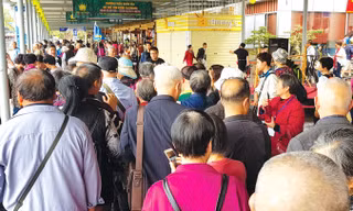 Hàng nghìn du khách Trung Quốc chen chúc thăm vịnh Hạ Long. Ảnh: Hoàng Dương.