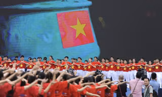 Theo GS Hoàng Chí Bảo, muốn làm cho lớp trẻ trở thành những công dân tốt, xã hội cần đối xử một cách dân chủ, công bằng, đặt niềm tin cậy thực sự vào thanh niên. Ảnh: Xuân Tùng.