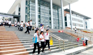 Năm nay trường THPT Chuyên Hà Nội - Amsterdam vẫn xét tuyển vào lớp 6, trong khi trường THPT Chuyên Trần Đại Nghĩa (TPHCM) tổ chức kiểm tra năng lực bằng tiếng Anh. Ảnh: Ngọc Thắng.