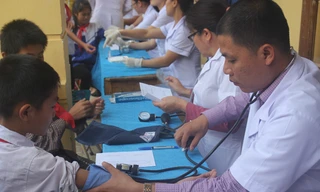 Các bác sỹ khám lâm sàng, tư vấn sức khỏe cho học sinh trường Tiểu học và THCS Hạnh Dịch.