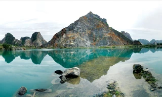 Toàn cảnh “Tuyệt tình Cốc” giữa công trình khai thác đá.