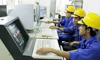 Số liệu ngành xăng dầu, điện lực liên tục báo lỗ, nhưng ngành thống kê không được quyền tiếp cận doanh nghiệp để lấy số liệu chính xác hơn, mà phải căn cứ vào báo cáo của họ. Ảnh: Hồng Vĩnh.