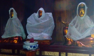 Nhìn những bức tượng Phật mặc áo mưa tiện lợi chỉ còn lộ mỗi phần mặt, đặt ở nơi tăm tối của ngôi nhà tăng dột nát, nhiều người không khỏi xót lòng.