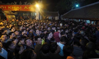 Sân đền Trần chật kín du khách trước giờ phát ấn.