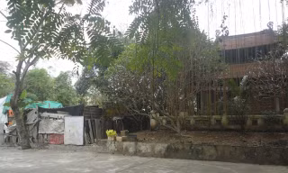 Những ngôi nhà lấn chiếm áp sát gò Đống Thây. Ảnh: K.N.