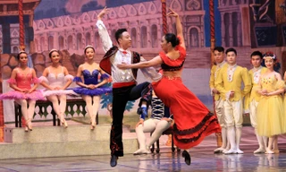 Một màn diễn đẹp mắt trong vở “Kẹp hạt dẻ” của Nhà hát Nhạc Vũ Kịch Việt Nam. Ảnh: N.M.Hà.