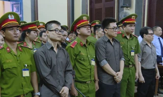 Các bị cáo nghe tòa tuyên án.