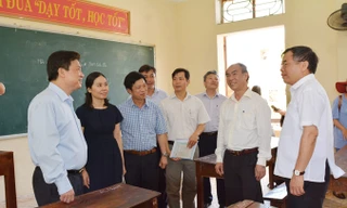 Đoàn kiểm tra của Bộ GD&ĐT đang thị sát một điểm thi tại Hải Dương. Ảnh: Nghiêm Huê