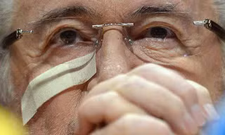 Ông Sepp Blatter xuất hiện trong buổi họp báo với khuôn mặt lởm chởm râu ria. Ảnh: EPA.
