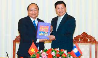 Sau hội đàm, Thủ tướng Nguyễn Xuân Phúc tặng Thủ tướng Lào Thongloun Sisoulith bộ từ điển Việt-Lào và Lào-Việt. Ảnh: TTXVN.