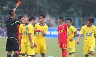 Cầu thủ U15 SLNA nhận thẻ đỏ sau những pha vào bóng thô bạo với đối thủ. Ảnh: Đoàn Nhật.