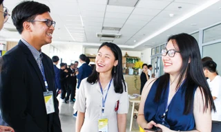 Phan Lê Kim Ngân (bên phải) đang trao đổi với các đại biểu tham dự Hội nghị Mô phỏng Liên Hợp Quốc trong giờ nghỉ giải lao. Ảnh: Giang Thanh.