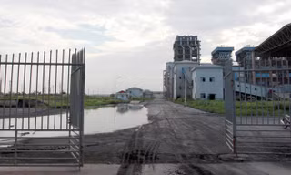 Nhà máy Đạm Ninh Bình không chỉ nổi tiếng vì việc liên tục bị thua lỗ mà còn bị điều tiếng vì việc em trai của Chủ tịch Tập đoàn Hóa chất được điều về làm lãnh đạo tại đây. Ảnh: Minh Đức.