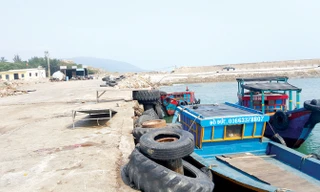 Một cảng cá lậu quy mô, tiếp nhận 500 tàu cá mỗi ngày nhưng chính quyền đã không quyết liệt ngăn chặn. Ảnh: PV.