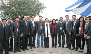 Phó Chủ tịch nước Nguyễn Thị Doan với cán bộ Hội tại Lễ hội Xuân hồng 2011.