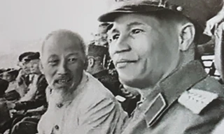 Bác Hồ với Đại tướng Nguyễn Chí Thanh.