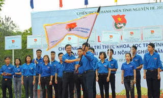 Bí thư T.Ư Ðoàn Bùi Quang Huy trao cờ xuất quân cho các đội hình tình nguyện. Ảnh: Xuân Tùng.