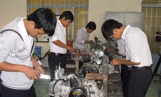 Học sinh học nghề nên được đào tạo bài bản trong các cơ sở đào tạo học nghề chuyên nghiệp.