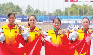 4 cô gái vàng của Rowing Việt Nam với tấm HCV đầu tiên của TTVN tại Asiad năm nay. Ảnh: VSI.