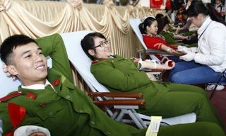 Học viên Học viện Cảnh sát nhân dân tham gia hiến máu nhân đạo tại Chủ nhật đỏ 2016. Ảnh: Xuân Tùng.