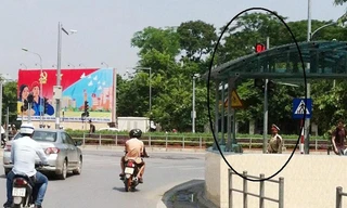 Đèn tín hiệu tại nút Giải Phóng-Đại Cồ Việt bị che khuất, CSGT đứng sau cột đèn này làm nhiệm vụ (vòng tròn).