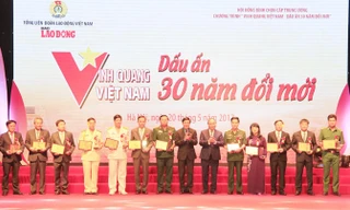 Thủ tướng Nguyễn Xuân Phúc trao giải thưởng Vinh quang Việt Nam cho các tập thể có thành tích nổi bật . Ảnh: Trường Phong.