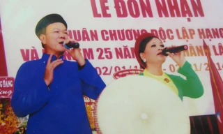 Nhạc sỹ Quý Thăng trong một tiết mục Quan họ.