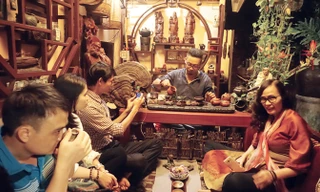 Nguyễn Cao Sơn trình diễn trà tại Cao Sơn trà thất đãi khách. Ảnh: L.A.