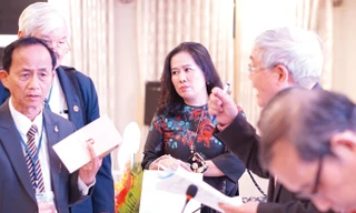 Sau khi công bố kết quả, nhiều đại biểu còn thắc mắc về số phiếu. Ảnh: Nguyên Khánh.